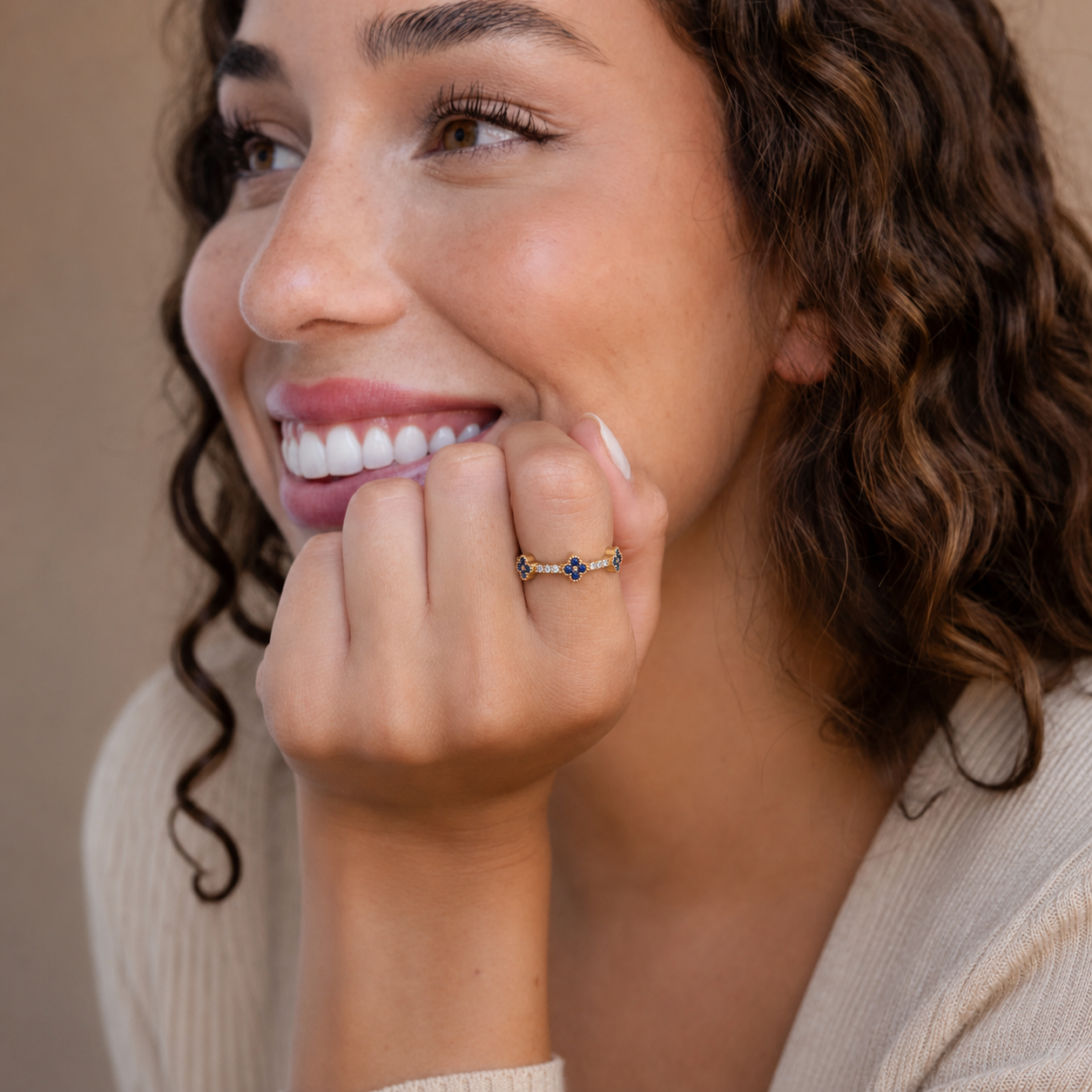 Anillo Trébol Zafiro  – Fortuna y Nuevos Comienzos