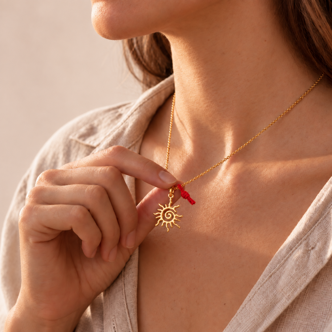 Collar Amuleto Hilo Rojo